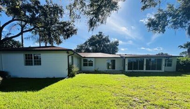 Building Photo - Eustis Lake Front Home with 2 Primary Bedr...