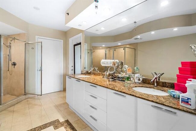 Building Photo - 18911 Collins Ave