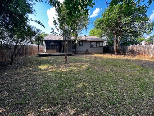 Building Photo - Comfy Round Rock 3/2 in Mesa Park