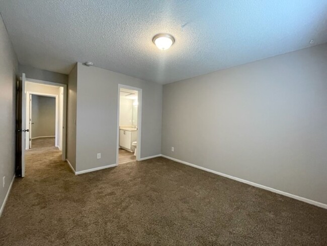 Building Photo - Spacious two bedroom, one and half bathroo...