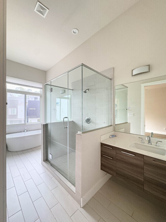 Building Photo - 2717 St Emanuel St