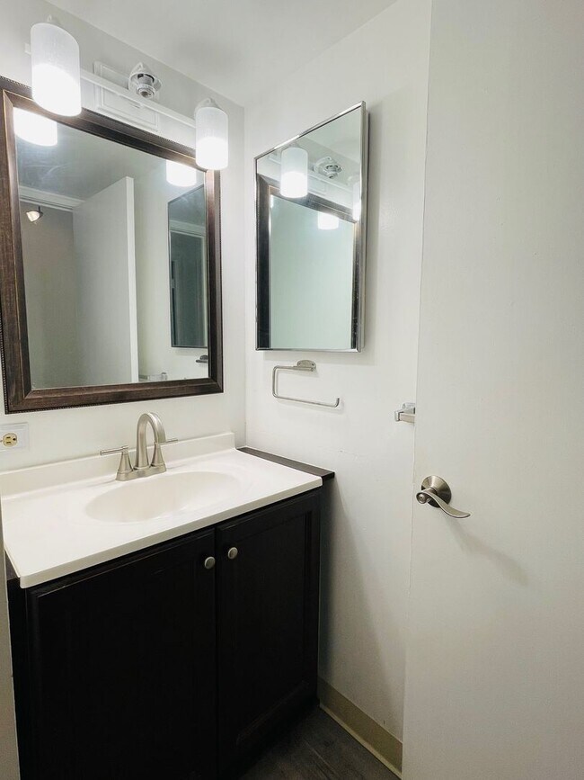 Building Photo - Partly Furnished 2-bedroom, 2-bath condo a...