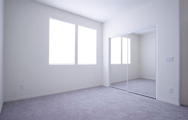Building Photo - 3-Story Townhome w/ 2 Car Garage in New Co...