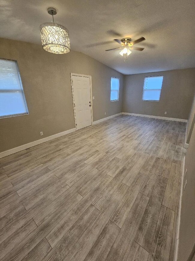 Building Photo - 703 W Veterans Dr