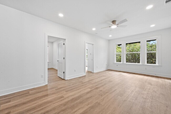 Building Photo - Top of the line House in West Campus for A...