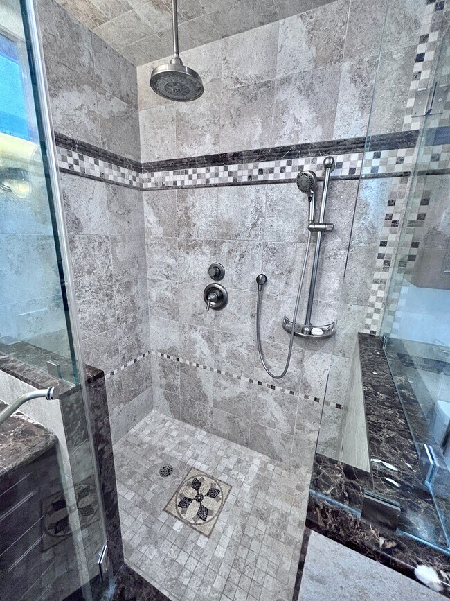 Building Photo - 7530 S Westlawn Ave