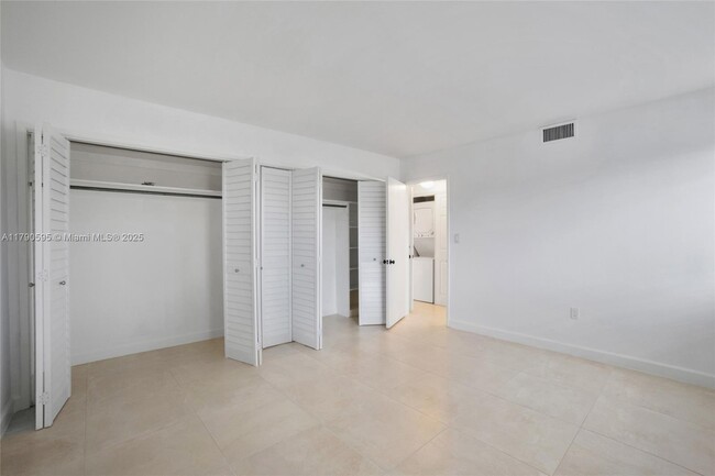 Building Photo - 180 Isle of Venice Dr