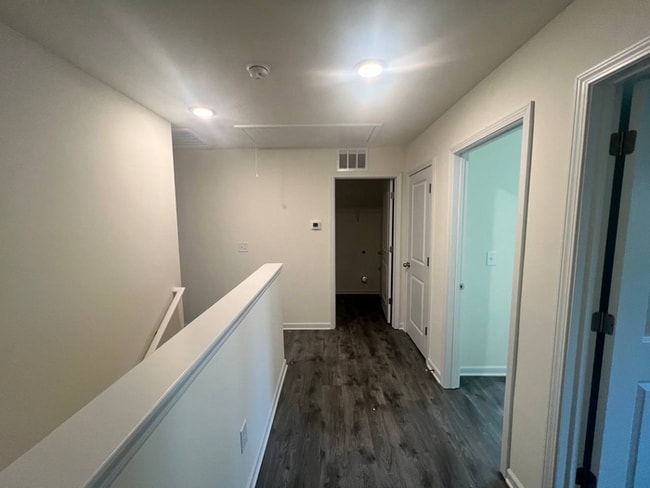 Building Photo - 1064 W Bank St