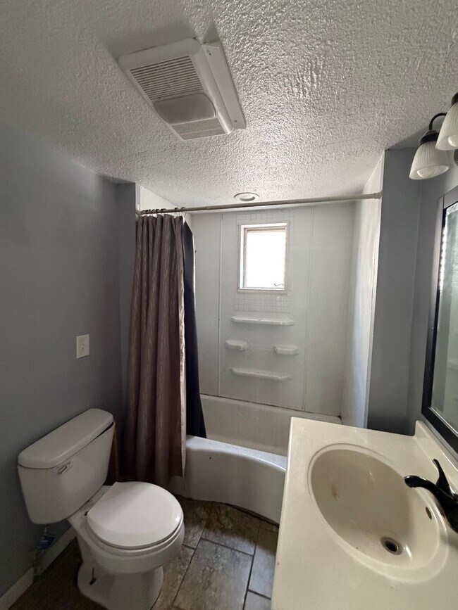 Building Photo - 2 bed 1 bath bungalow