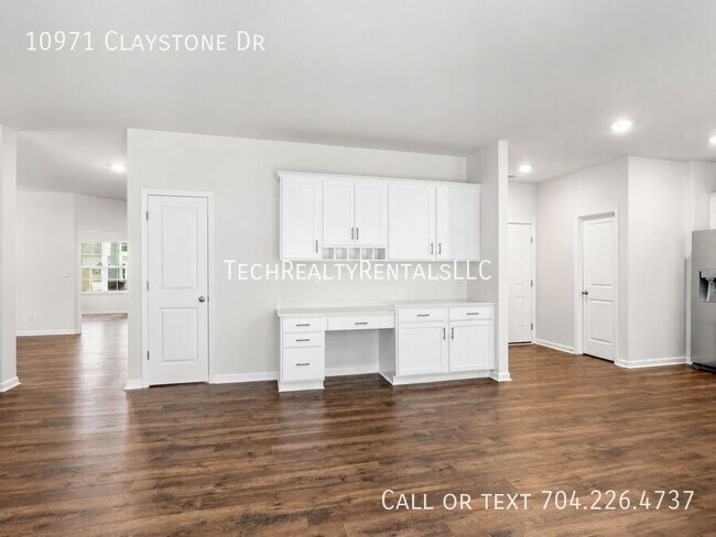Building Photo - 10971 Claystone Dr