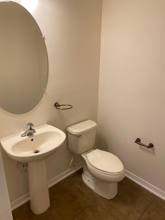 Building Photo - Gorgeous 3 bedrooms, 3.5 baths plus a LOFT...
