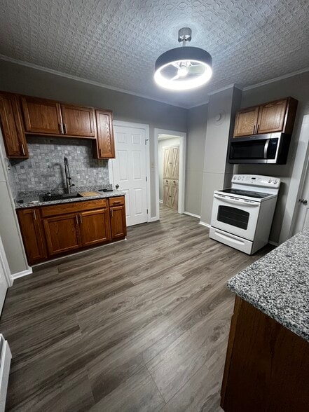 Building Photo - 84 W Main St