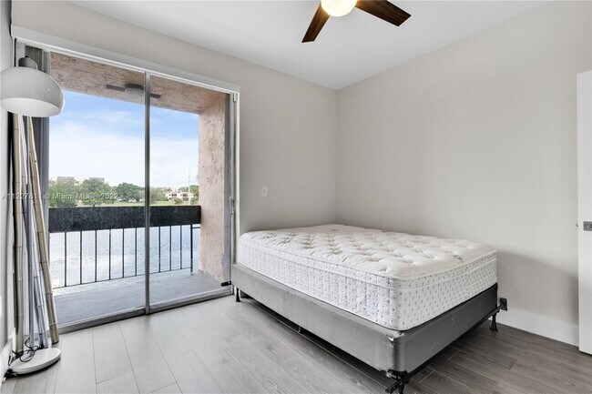Building Photo - 9179 Fontainebleau Blvd