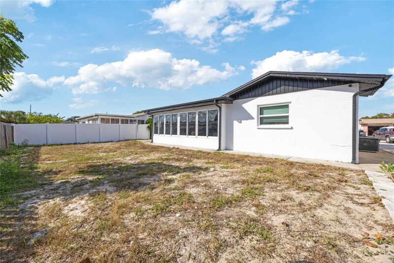 Building Photo - 7520 Hawthorn Dr