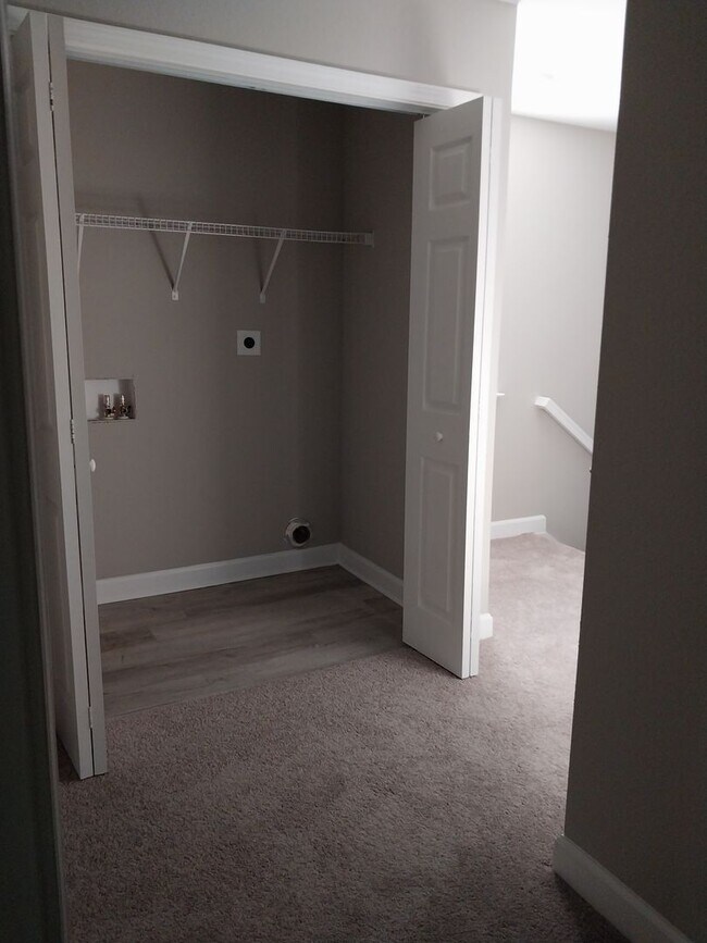 Building Photo - Gorgeous 3 Bedroom 2.5 Bath Townhome