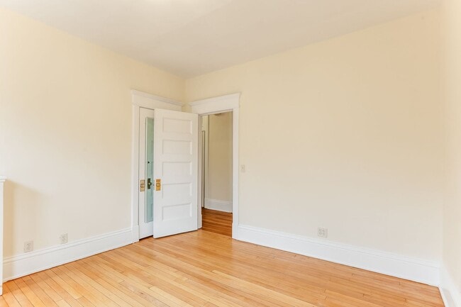 Building Photo - Stunning oversized 2 Bed/2Bath Condo in Cr...