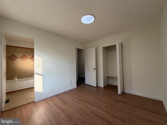 Building Photo - 606 W Beech Rd