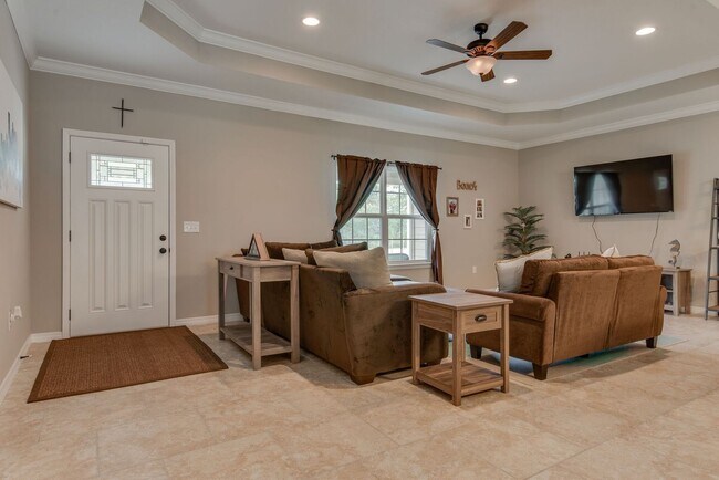 Building Photo - 4 BEDROOMS IN NAVARRE!