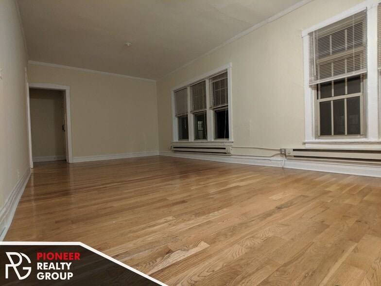 Building Photo - 634 W Barry Ave