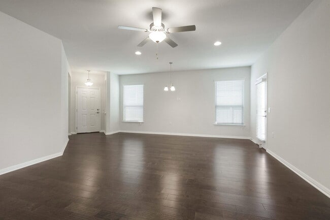 Building Photo - 924 Falkland Trace