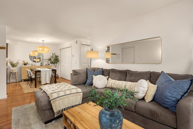 Building Photo - 215 9th St