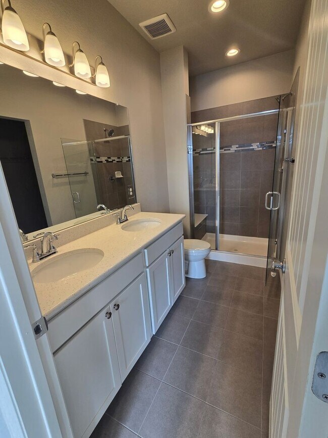 Building Photo - 3B/3B Townhome NOW AVAILABLE in Windsor! Great Location!