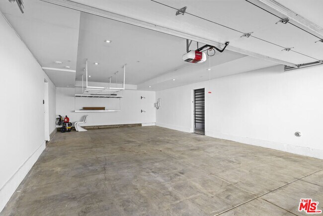 Building Photo - 627 Sunset Ave