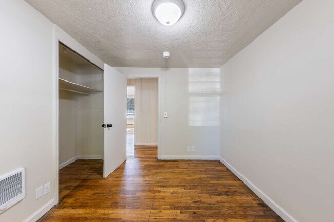 Building Photo - *MOVE IN SPECIAL!* Updated 3 bedroom duplex