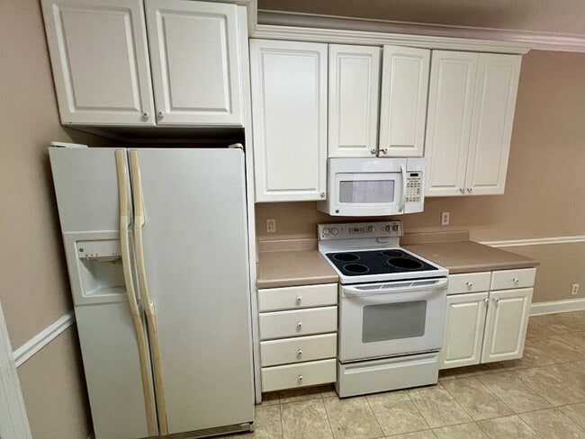 Building Photo - 3BR 2.5BA + Bonus Executive Townhome Near MTSU, FREE Lawn Care!