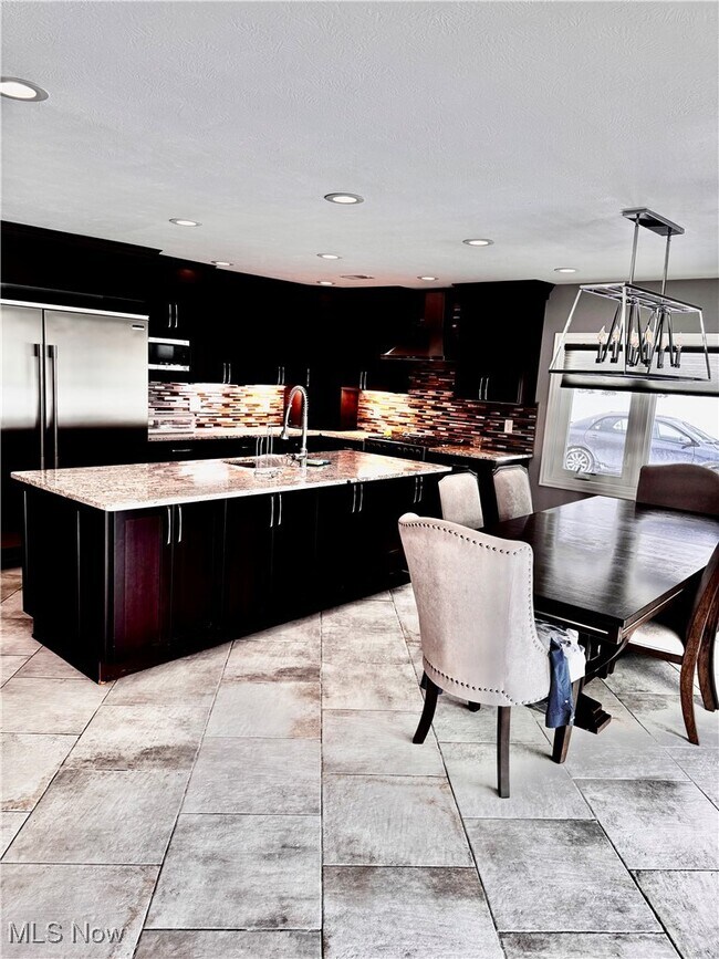 Building Photo - 7633 Hidden Valley Dr