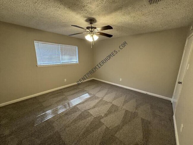 Building Photo - 3214 Three Pines Dr