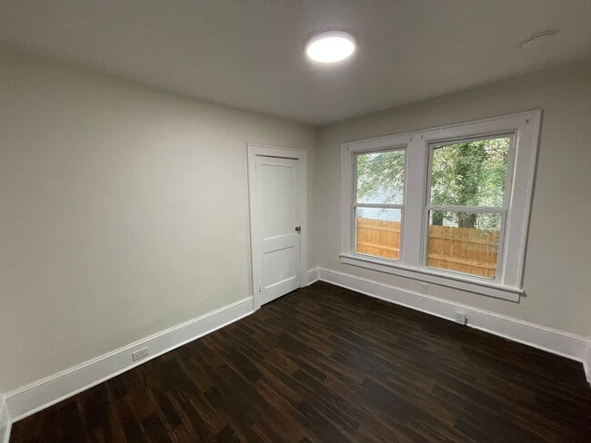 Building Photo - 319 Clegg St