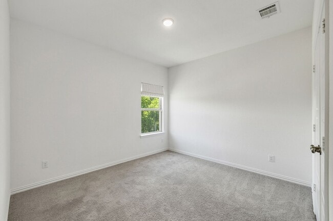 Building Photo - 3100 Greenbriar Dr