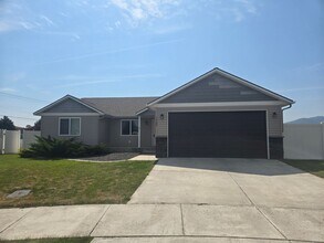 Building Photo - Charming 3-Bedroom Home in Post Falls