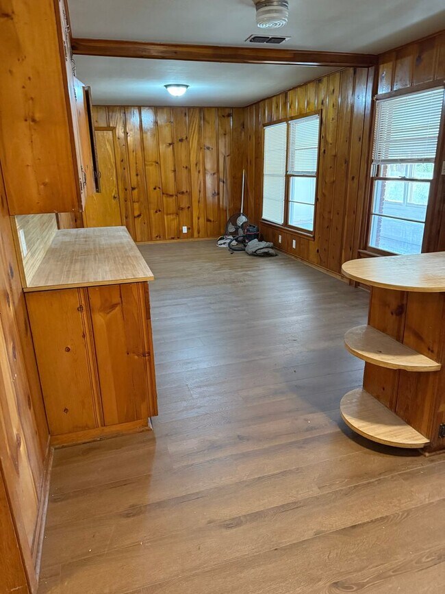 Building Photo - 3 Bedroom 3 Bath on an 1 Acre Landlord doe...