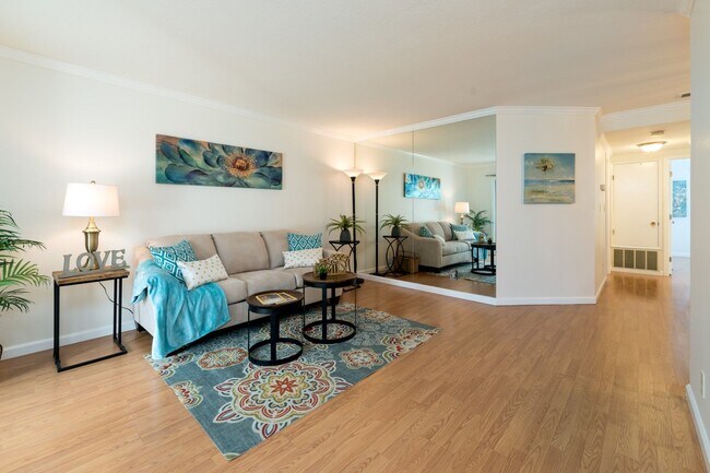 Building Photo - Excellent lower level Condo in Gated Warm ...