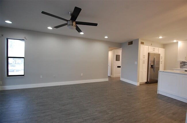 Building Photo - 1258 Pine Ridge Cir W