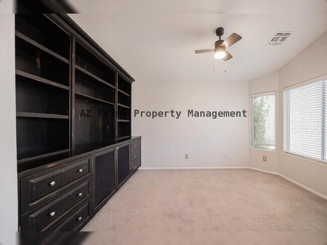 Building Photo - 873 W Tremaine Ave