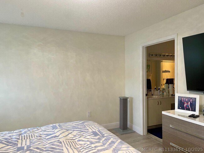 Building Photo - 9709 Shadybrook Dr
