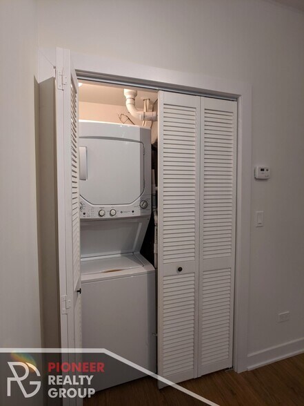 Building Photo - 2207 W Eastwood Ave