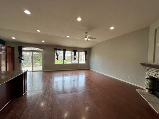 Building Photo - 4 bedrooms, an office and single-story home with a pool!!