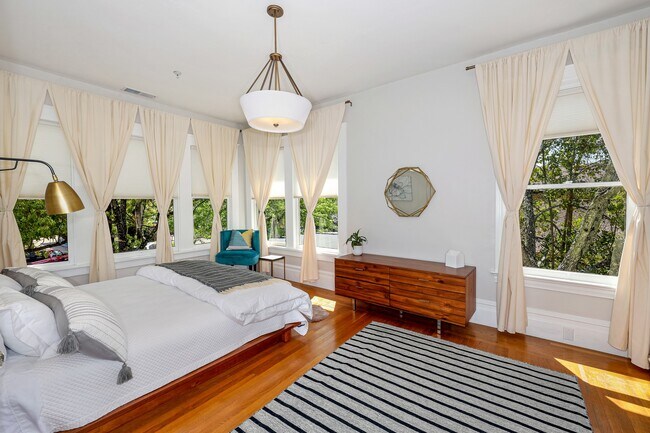 Building Photo - 131 N Main St