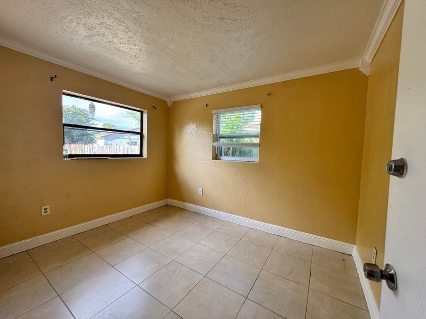 Building Photo - 867 Caroline Cir