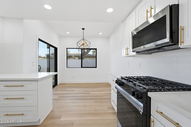 Building Photo - 2029 N Sunset Dr