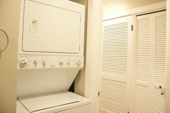 Building Photo - 2bed/2bath, W/D in unit, garage, and all d...