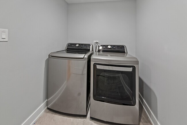 Building Photo - 1349 N Noble St