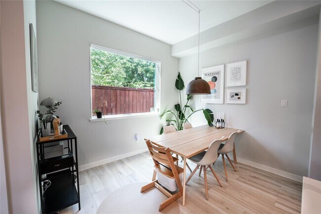 Building Photo - 827 Martin St