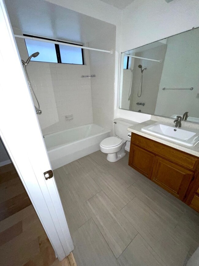 Building Photo - $2750 LARGE 2 BEDROOM CONDO NEAR 4TH ST. W/ PARKING