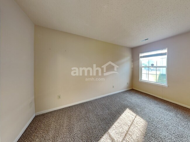 Building Photo - 372 E Pine Ridge Dr