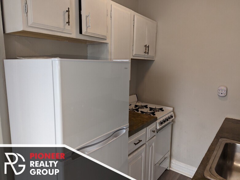 Building Photo - 429 W Roscoe St